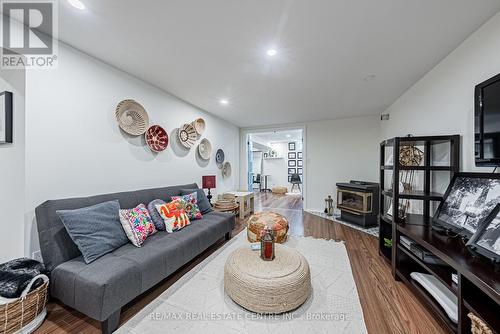 15 Locheed Drive, Hamilton, ON - Indoor Photo Showing Living Room