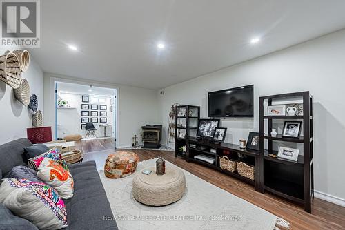 15 Locheed Drive, Hamilton, ON - Indoor Photo Showing Living Room