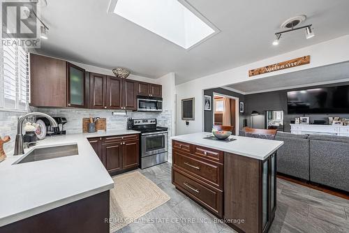 15 Locheed Drive, Hamilton, ON - Indoor Photo Showing Kitchen