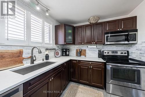 15 Locheed Drive, Hamilton, ON - Indoor Photo Showing Kitchen