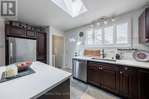 15 Locheed Drive, Hamilton, ON - Indoor Photo Showing Kitchen