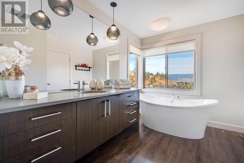 1459 Rocky Point Drive, Kelowna, BC - Indoor Photo Showing Bathroom