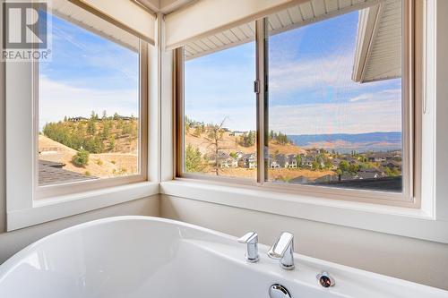 1459 Rocky Point Drive, Kelowna, BC - Indoor Photo Showing Bathroom