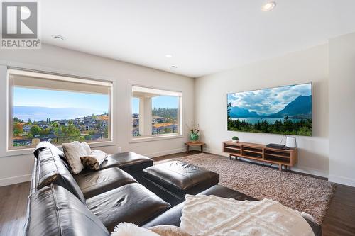 1459 Rocky Point Drive, Kelowna, BC - Indoor Photo Showing Living Room