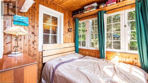 1081 Dyers Bay Road, Northern Bruce Peninsula, ON - Indoor Photo Showing Bedroom