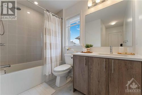 Shared bathroom on the second floor - 236 Osterley Way, Ottawa, ON - Indoor Photo Showing Bathroom