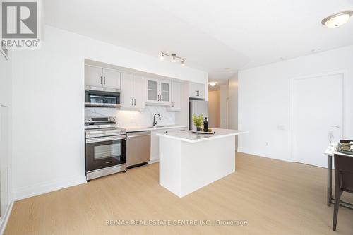 3711 - 2191 Yonge Street, Toronto, ON - Indoor Photo Showing Kitchen