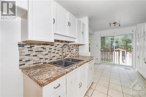 14 Ashpark Crescent, Ottawa, ON - Indoor Photo Showing Kitchen With Double Sink With Upgraded Kitchen