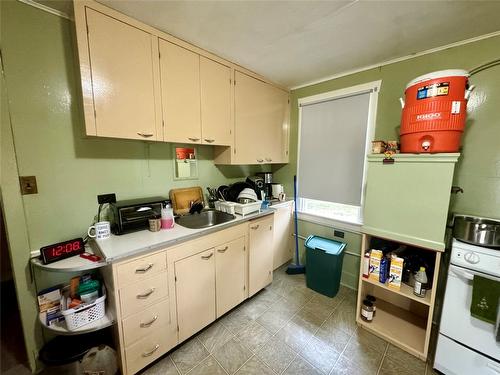 135 & 123 Halliford Avenue, Princeton, BC - Indoor Photo Showing Kitchen