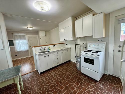 135 & 123 Halliford Avenue, Princeton, BC - Indoor Photo Showing Kitchen