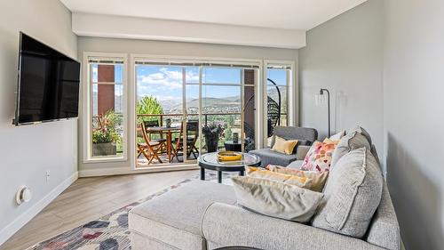 204-3220 Skyview Lane, West Kelowna, BC - Indoor Photo Showing Living Room