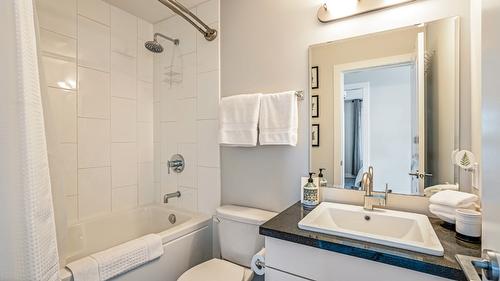 204-3220 Skyview Lane, West Kelowna, BC - Indoor Photo Showing Bathroom