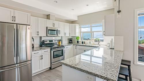 204-3220 Skyview Lane, West Kelowna, BC - Indoor Photo Showing Kitchen With Upgraded Kitchen