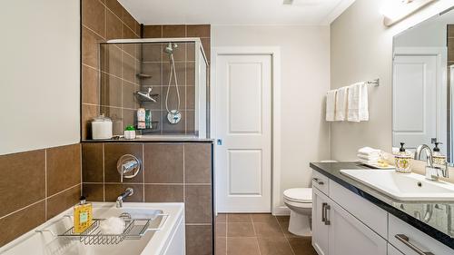 204-3220 Skyview Lane, West Kelowna, BC - Indoor Photo Showing Bathroom