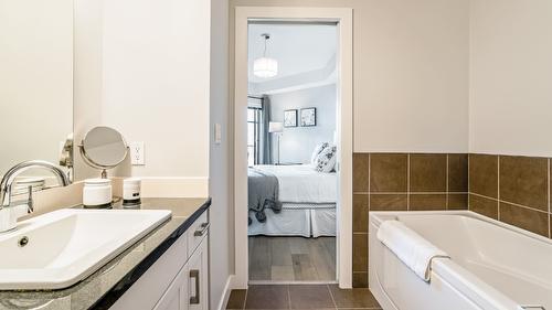 204-3220 Skyview Lane, West Kelowna, BC - Indoor Photo Showing Bathroom