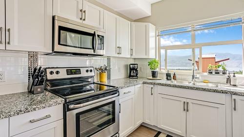 204-3220 Skyview Lane, West Kelowna, BC - Indoor Photo Showing Kitchen With Upgraded Kitchen