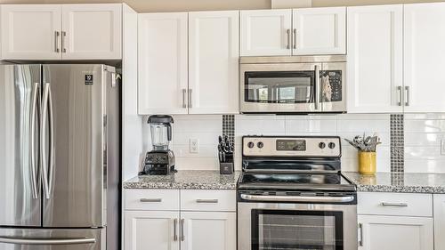 204-3220 Skyview Lane, West Kelowna, BC - Indoor Photo Showing Kitchen With Upgraded Kitchen