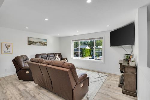 3120 Webber Road, West Kelowna, BC - Indoor Photo Showing Living Room