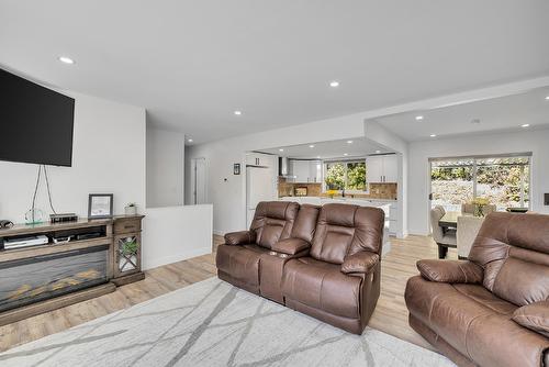 3120 Webber Road, West Kelowna, BC - Indoor Photo Showing Living Room