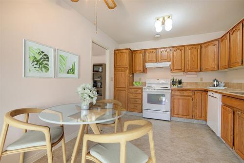 25-2200 Gordon Drive, Kelowna, BC - Indoor Photo Showing Kitchen