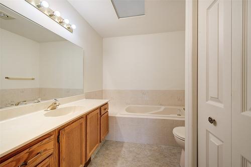 25-2200 Gordon Drive, Kelowna, BC - Indoor Photo Showing Bathroom