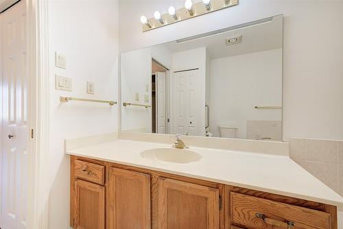 25-2200 Gordon Drive, Kelowna, BC - Indoor Photo Showing Bathroom