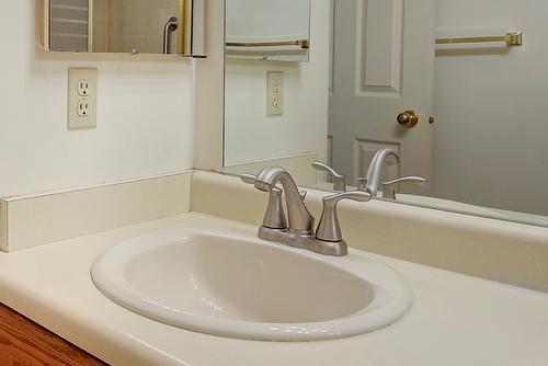 25-2200 Gordon Drive, Kelowna, BC - Indoor Photo Showing Bathroom