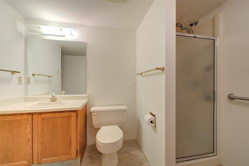 25-2200 Gordon Drive, Kelowna, BC - Indoor Photo Showing Bathroom