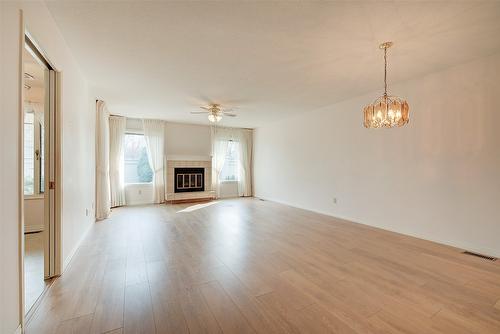 25-2200 Gordon Drive, Kelowna, BC - Indoor Photo Showing Living Room With Fireplace