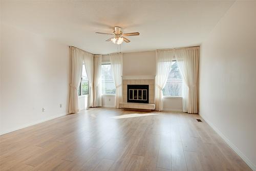 25-2200 Gordon Drive, Kelowna, BC - Indoor Photo Showing Living Room With Fireplace