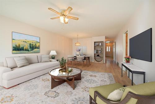 25-2200 Gordon Drive, Kelowna, BC - Indoor Photo Showing Living Room