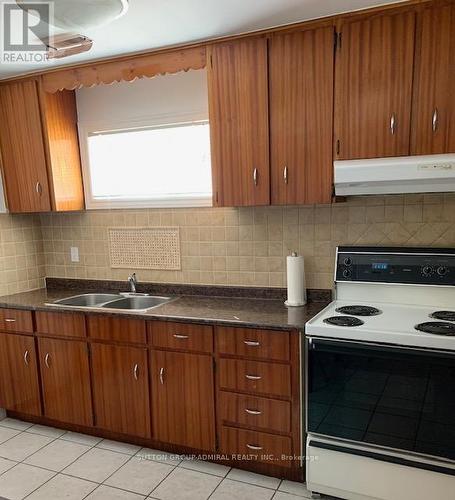 510 Ettridge Court, Mississauga, ON - Indoor Photo Showing Kitchen With Double Sink