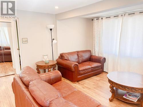 7168 Brent Road, Peachland, BC - Indoor Photo Showing Living Room