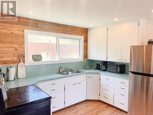 7168 Brent Road, Peachland, BC - Indoor Photo Showing Kitchen With Double Sink