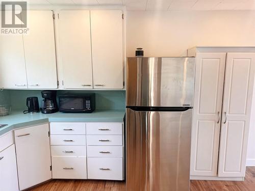 7168 Brent Road, Peachland, BC - Indoor Photo Showing Kitchen