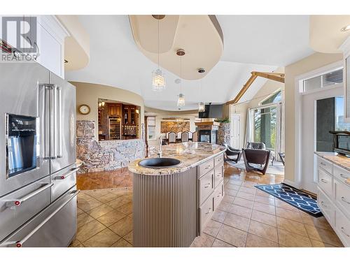 1778 Vineyard Drive, Kelowna, BC - Indoor Photo Showing Kitchen