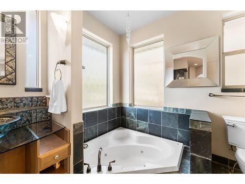 1778 Vineyard Drive, Kelowna, BC - Indoor Photo Showing Bathroom