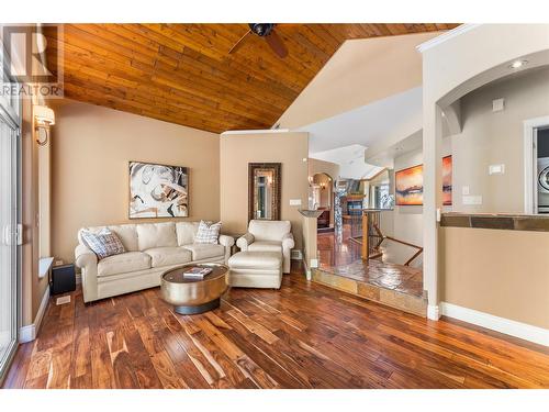 1778 Vineyard Drive, Kelowna, BC - Indoor Photo Showing Living Room