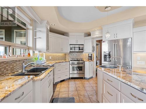 1778 Vineyard Drive, Kelowna, BC - Indoor Photo Showing Kitchen With Double Sink With Upgraded Kitchen