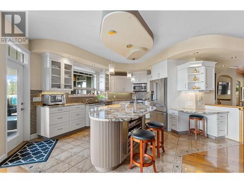 1778 Vineyard Drive, Kelowna, BC - Indoor Photo Showing Kitchen With Upgraded Kitchen