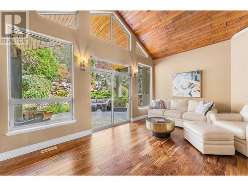 1778 Vineyard Drive, Kelowna, BC - Indoor Photo Showing Living Room