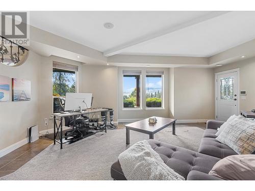 1778 Vineyard Drive, Kelowna, BC - Indoor Photo Showing Living Room