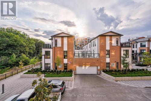 204 - 135 Canon Jackson Drive, Toronto, ON - Outdoor