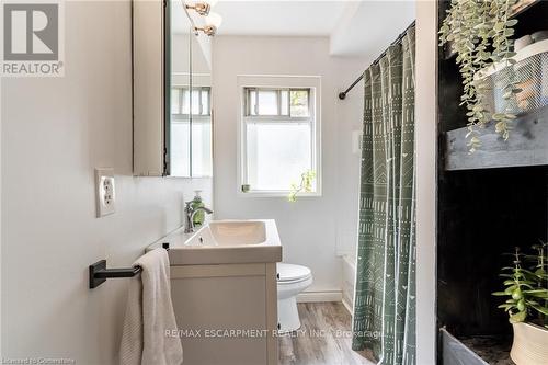 239 East 22Nd Street, Hamilton, ON - Indoor Photo Showing Bathroom