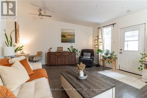 239 East 22Nd Street, Hamilton, ON - Indoor Photo Showing Living Room