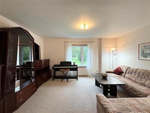 425 Government Road, Virden, MB - Indoor Photo Showing Living Room