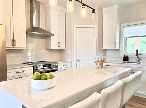 39 Fairfield Lane, New Bothwell, MB - Indoor Photo Showing Kitchen With Upgraded Kitchen