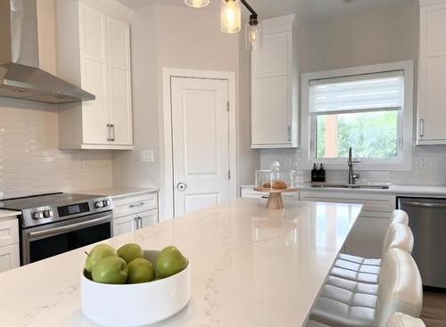 39 Fairfield Lane, New Bothwell, MB - Indoor Photo Showing Kitchen With Upgraded Kitchen