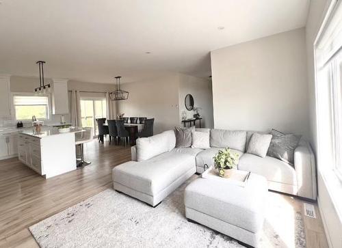 39 Fairfield Lane, New Bothwell, MB - Indoor Photo Showing Living Room