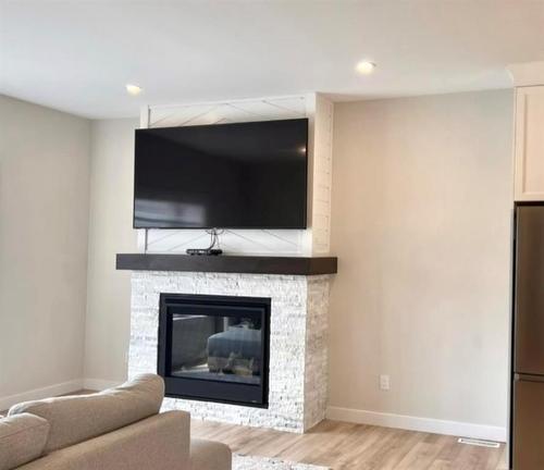 39 Fairfield Lane, New Bothwell, MB - Indoor Photo Showing Living Room With Fireplace